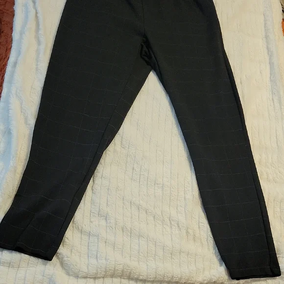 Ellen Tracy Black Dress Pants Sleek Tapered Design Thin Stripe Checkered Design - Picture 4 of 7